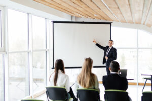 新人教育がストレスに！？その原因や対策、新人教育者に必要なスキルを解説