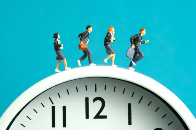 遅刻を繰り返す社員への対応は?適切な指導方法とNGな対処を解説 - 企業経営者、管理職に役立つ情報を発信|健康経営デジタルラボ