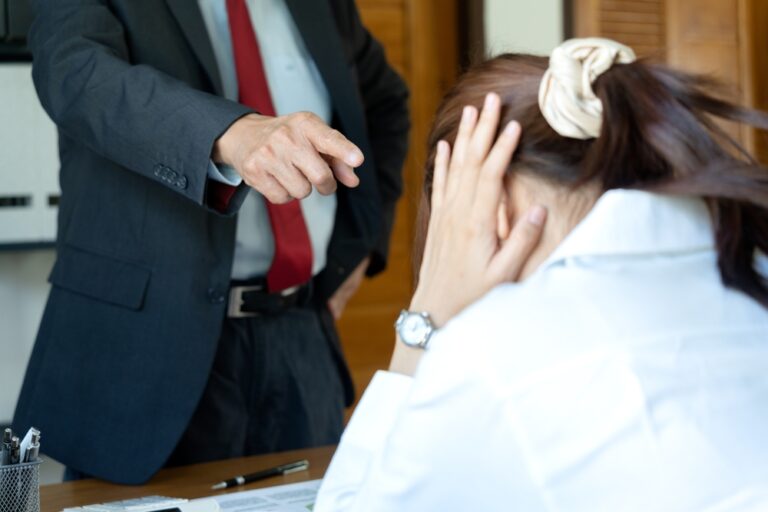 遅刻を繰り返す社員への対応は?適切な指導方法とNGな対処を解説 - 企業経営者、管理職に役立つ情報を発信|健康経営デジタルラボ