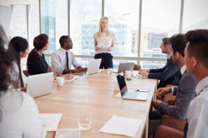 マイクロマネジメントとは？組織や部下への影響と改善策を解説