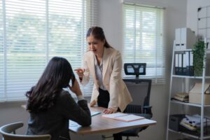 ジェンダーハラスメントとは？起こりやすい職場の特徴や具体的な事例、対応策も解説